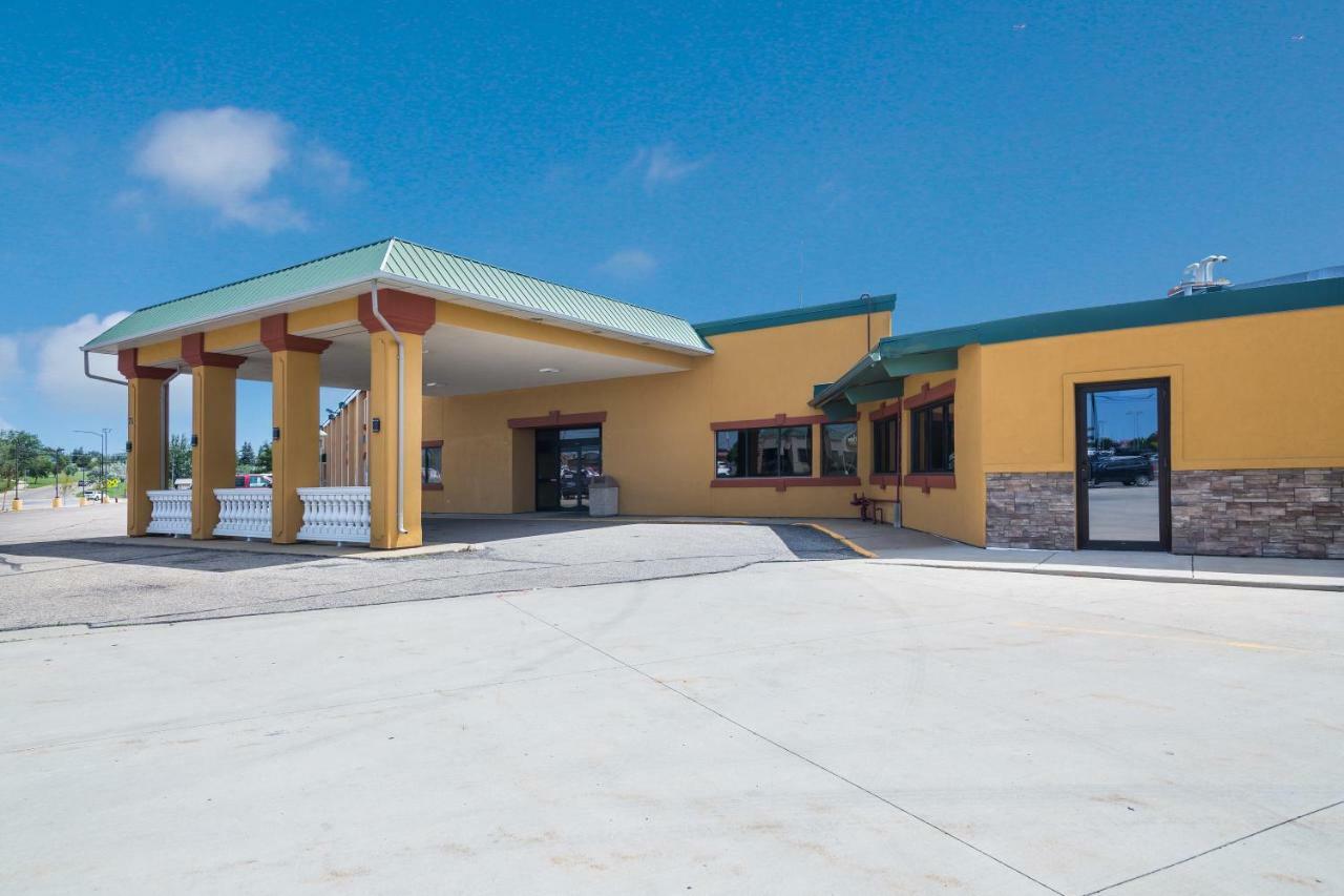 Badlands Inn & Suites Dickinson Exterior photo